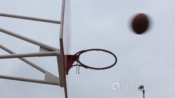 篮球学校操场上飞篮球视频