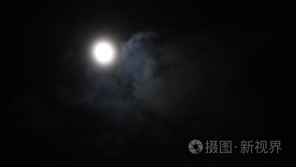 夜晚的天空中的月亮