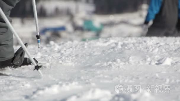 滑雪板和滑雪者骑在坡上视频