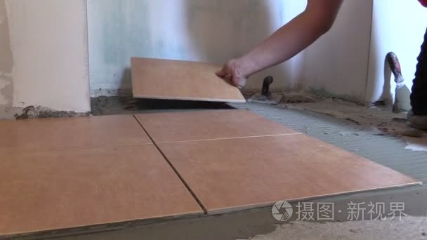 手放在家里地板水泥胶瓷砖视频