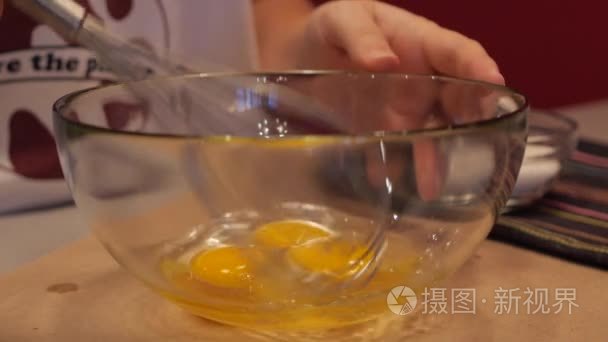 姘居鸡蛋在碗里用手搅拌慢动作视频