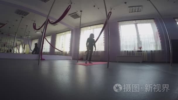 孩子做热身踝关节运动在舞蹈班视频