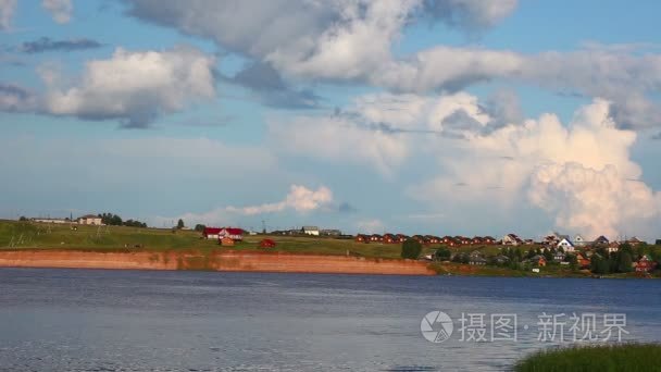 大湖的夏天夕阳与多云的天空视频