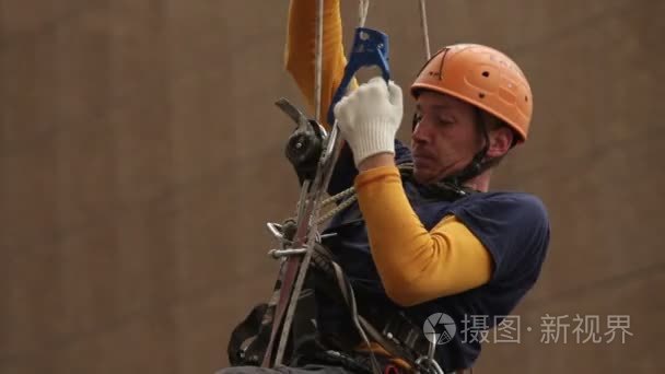 工业的登山者的登山绳。外墙清洗。登山装备高清 1080p。