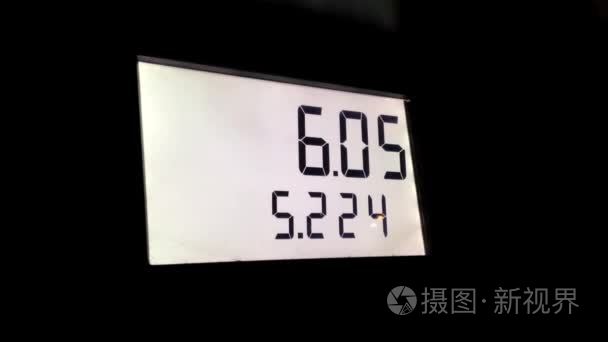 站泵屏幕上的天然气价格上涨