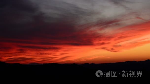 一个男人如何穿衬衫和袖扣的特写，男人穿着婚礼视频