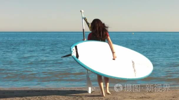 走到到 paddlesurf 海冲浪女孩