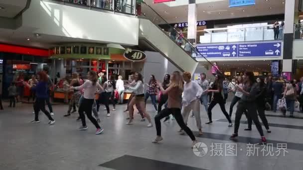 舞蹈快闪族在火车站视频
