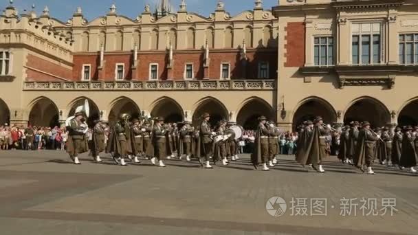 军事乐团在克拉科夫主要广场上视频