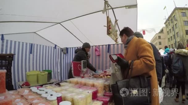 天然植物食品产品从市场的商人视频