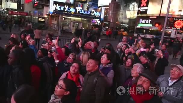 在纽约的游客前往时代广场视频