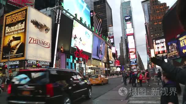 在纽约的繁忙和嘈吵的时代广场视频