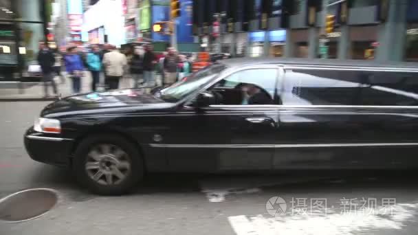 穿越在纽约时报广场的豪华轿车视频