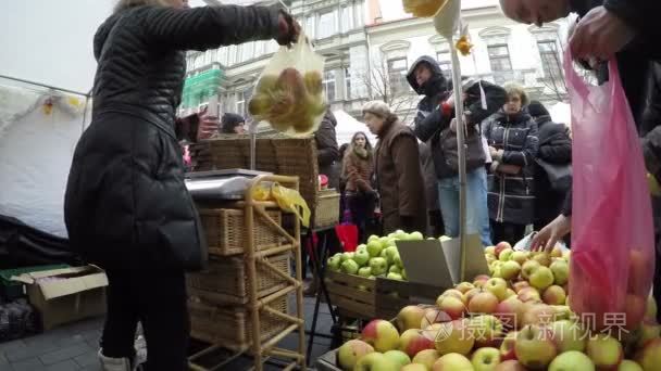农民女人供应商销售健康天然苹果水果市场