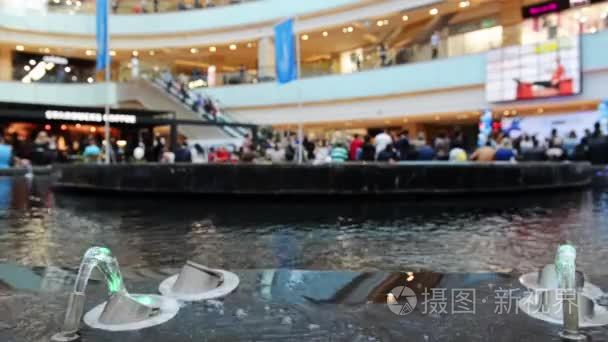 喷泉在大型购物中心的特写视图视频