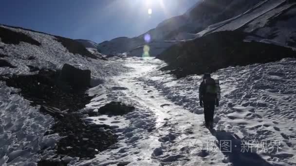 跋涉在喜马拉雅山的徒步旅行者视频