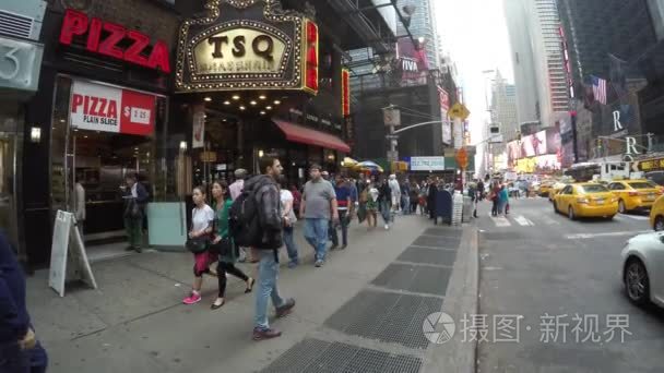 人在走在时代广场视频