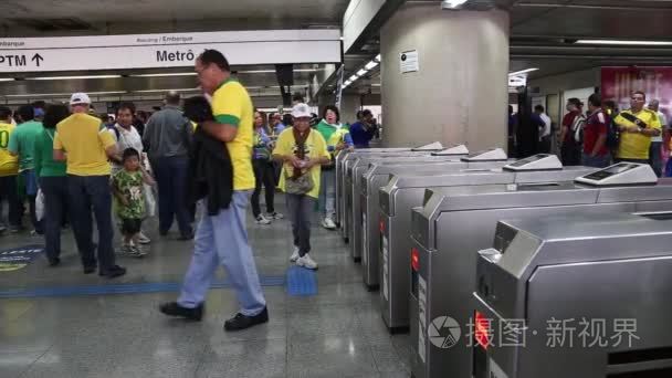 球迷庆祝巴西世界杯视频