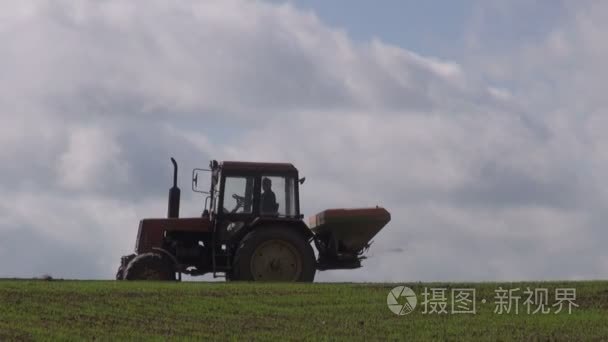 小老农业拖拉机施肥农田视频