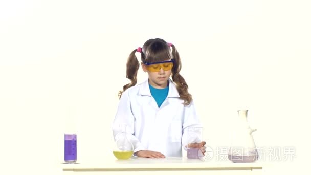 女孩化学实验