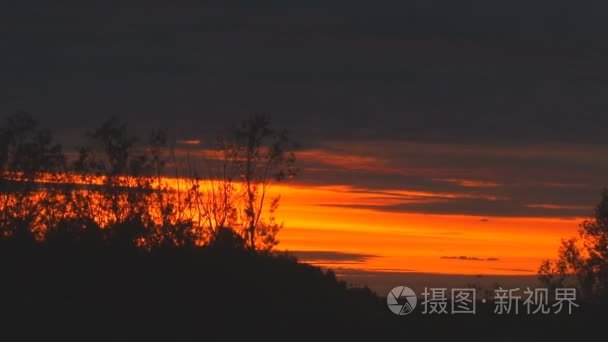 天空。夕阳红