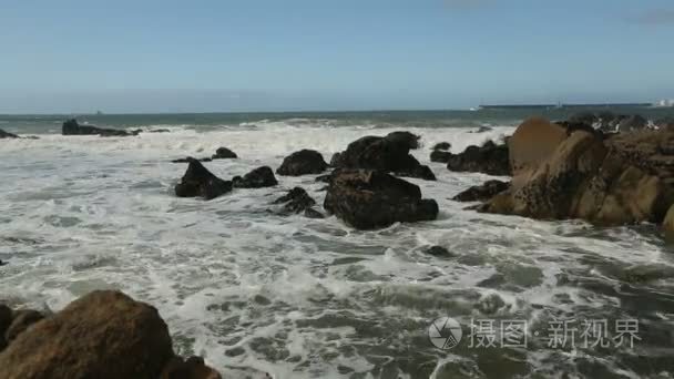 在大西洋海洋冲浪溅上日落视频