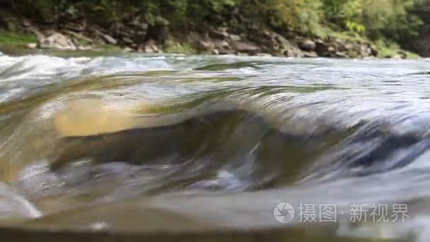 山小溪流水视频