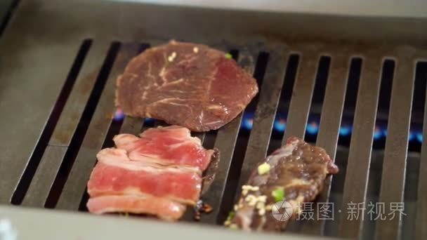 烤架上的生牛肉片视频