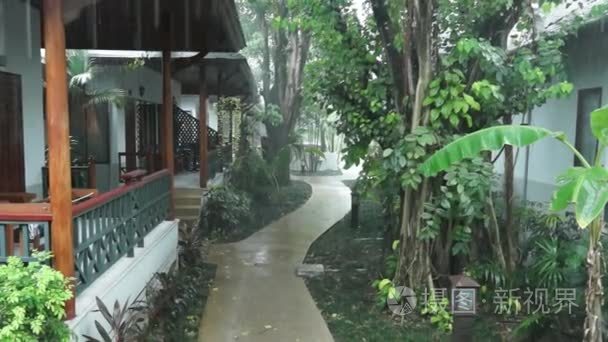 在绿色的花园别墅的热带雨视频