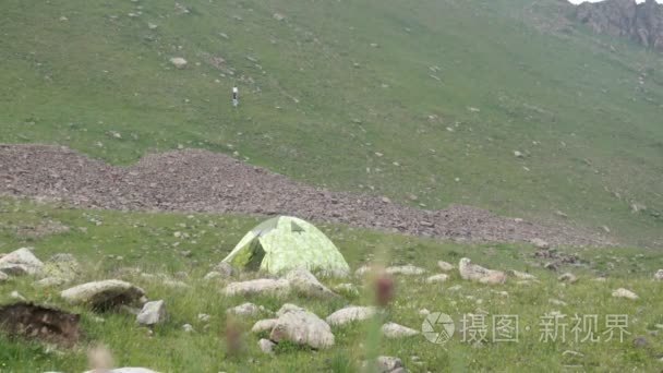 在高山帐篷登山视频