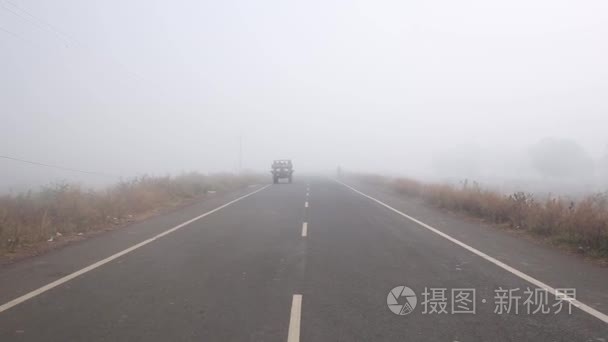 在空的道路上驾驶