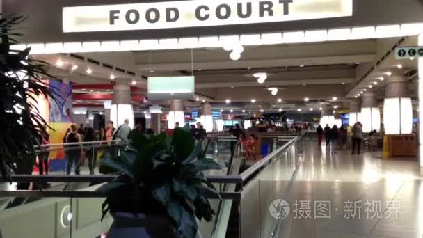 食品法院认为在伯纳比商场里的一侧视频