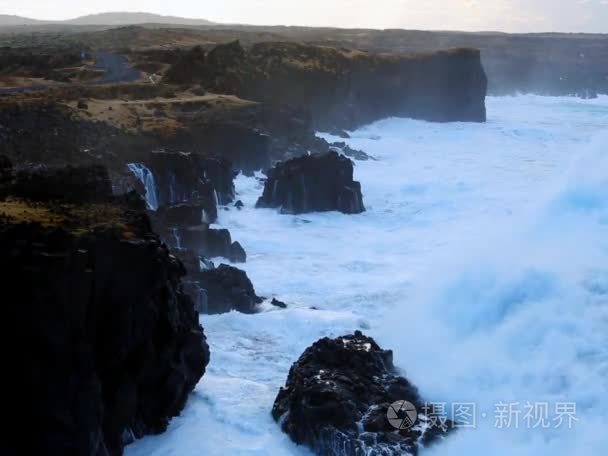 海浪猛撞在岩石上