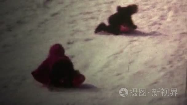 雪橇在冬天的孩子视频