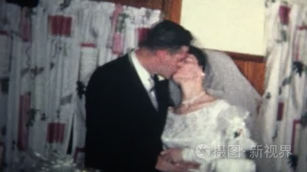 新郎在婚礼上亲吻新娘视频