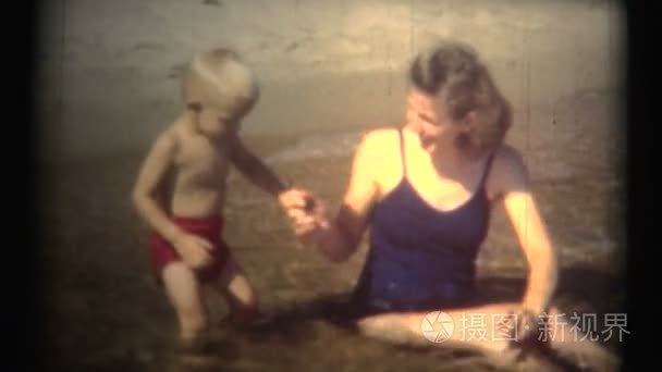妈妈和孩子在海滩玩