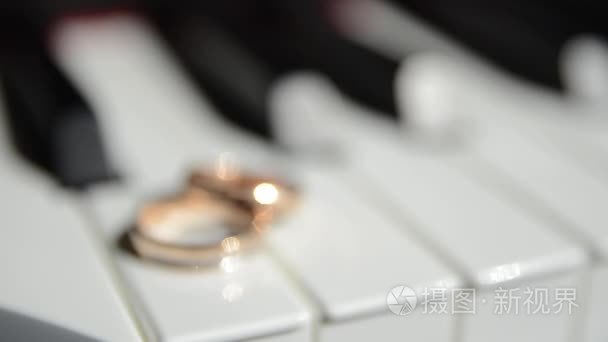 在钢琴上的结婚戒指