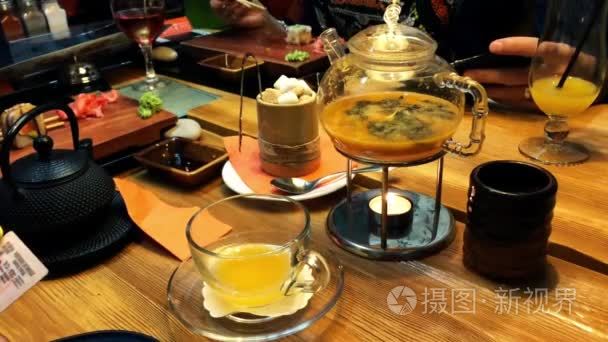 在一家日本餐馆茶道视频