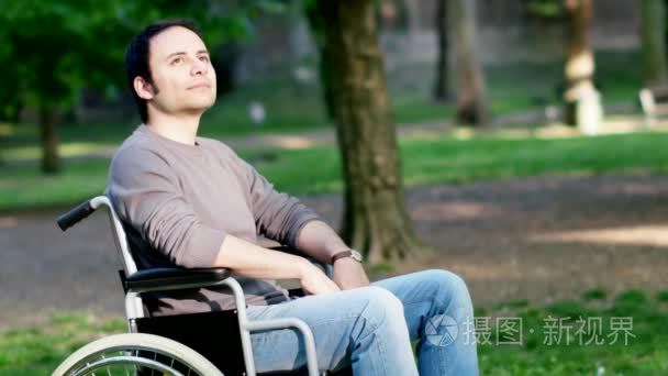 人在放松坐在轮椅上公园