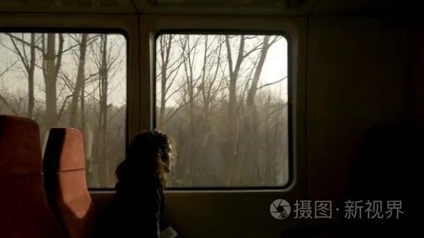 女孩在慢动作火车旅行视频