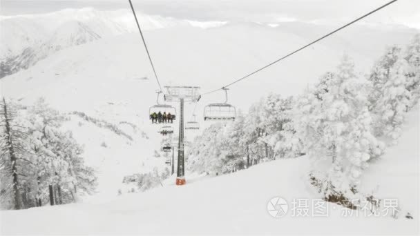 滑雪缆车爬山视频