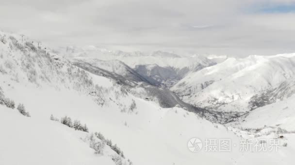 与比利牛斯背后的滑雪缆车视频