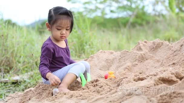宝宝玩沙子视频