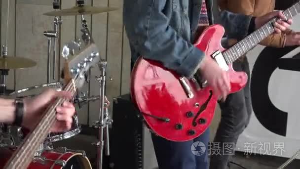 音乐家摇滚乐队玩吉他和合成器。4 k