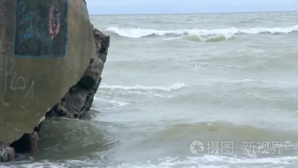 动态海浪拍打岩石墙视频