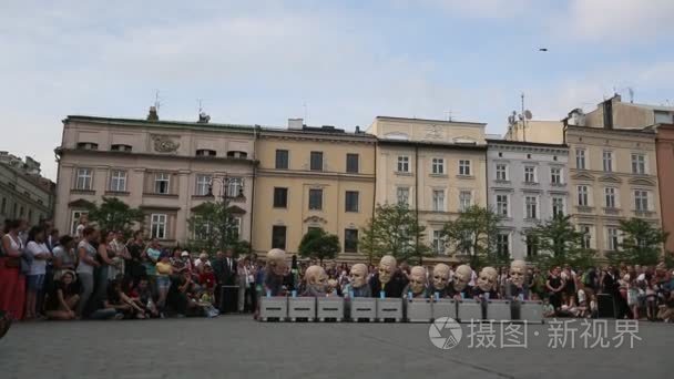 参加国际艺术节的街剧院视频