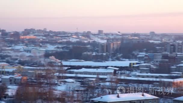 全景在冬季城市和热力发电站视频
