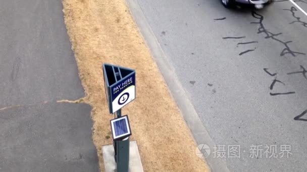 交通道路收费停车场标志和太阳能板的顶级镜头