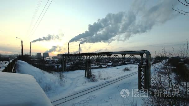 冬日的太阳下山与烟气污染视频