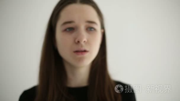 不快乐的悲伤的少女孤立在白色背景上视频